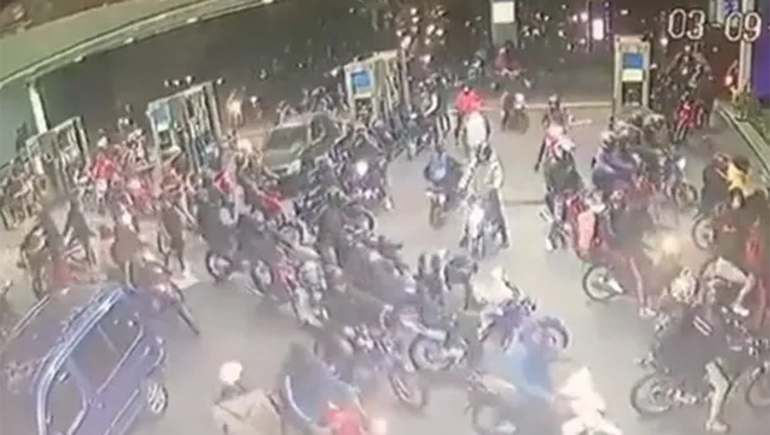 Video: ataque piraña de motoqueros en una estación de servicio