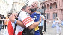 la foto que estremece: el abrazo del dolor que une a boca y a river la foto que estremece: el abrazo del dolor que une a boca y a river