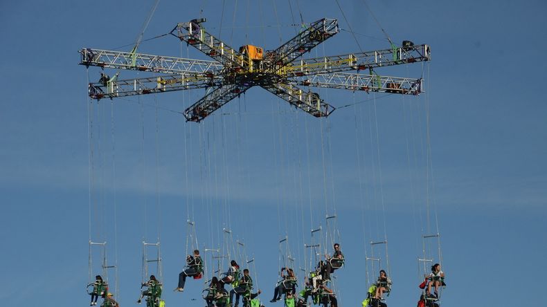 Sillas voladoras a 50 metros y vista de la ciudad desde las alturas: cómo acceder gratis a esta experiencia única | LM Neuquen Sillas voladoras a 50 metros y vista de la ciudad desde las alturas: cómo acceder gratis a esta experiencia única
