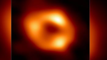 cientificos lograron fotografiar al agujero negro del centro de la via lactea