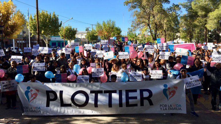 Marcharon en contra del aborto en Plottier