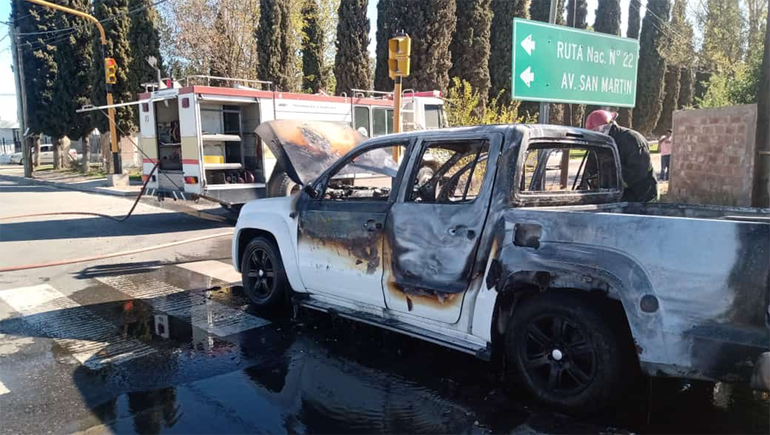 Video: salió a probar su camioneta y se le prendió fuego
