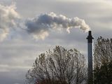Imagen de archivo de humo saliendo de una chimenea, mientras se celebra la Conferencia de las Naciones Unidas sobre el Cambio Climático (COP26), en Glasgow, Escocia, Reino Unido. 6 de noviembre, 2021.