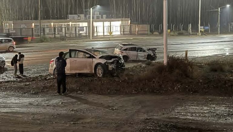 Los conductores de ambos vehículos recibieron atención médica. (Foto: gentileza Centenario Digital)