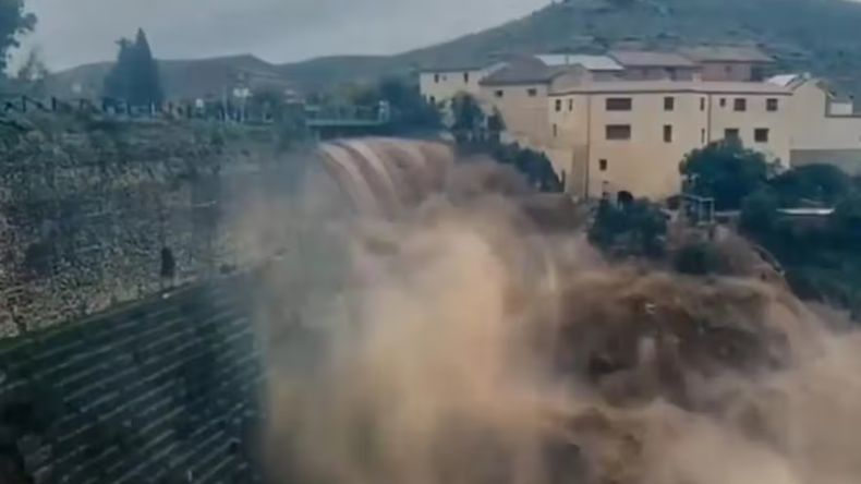 La represa romana en España evitó que la inundación sea súbita y dió tiempo al poblado a reaccionar.