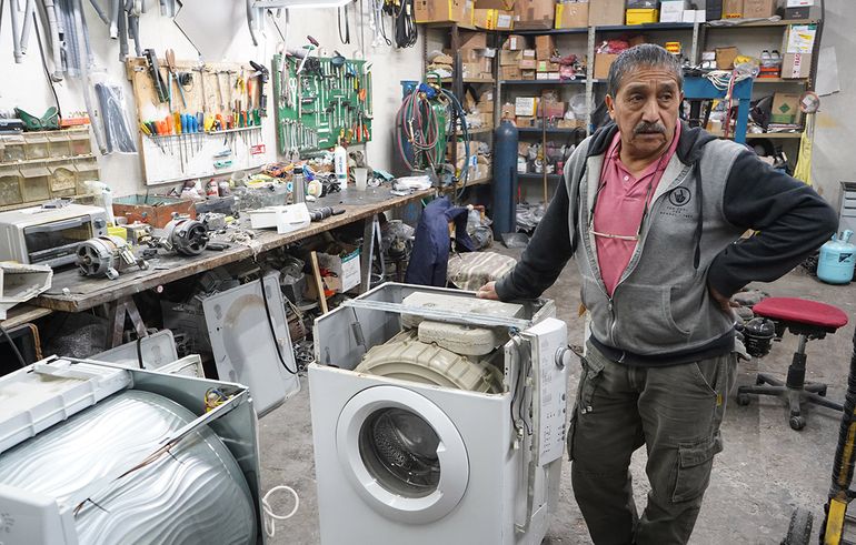 Rigoberto Soto en su taller Serviquén de la calle Carlos H Rodríguez. Rigoberto Soto en su taller Serviquén de la calle Carlos H Rodríguez.