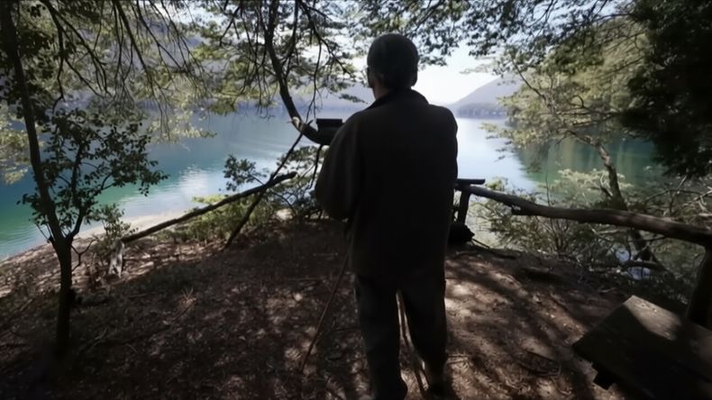 Quién es el pintor que vive aislado hace 40 años en el Parque Nacional Lanín