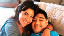 La señal que le da Maradona a su hija Gianinna La señal que le da Maradona a su hija Gianinna