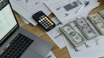 Advierten que los bancos buscan refinanciar créditos en pesos con ṕrestamos en dólares. Advierten que los bancos buscan refinanciar créditos en pesos con ṕrestamos en dólares.