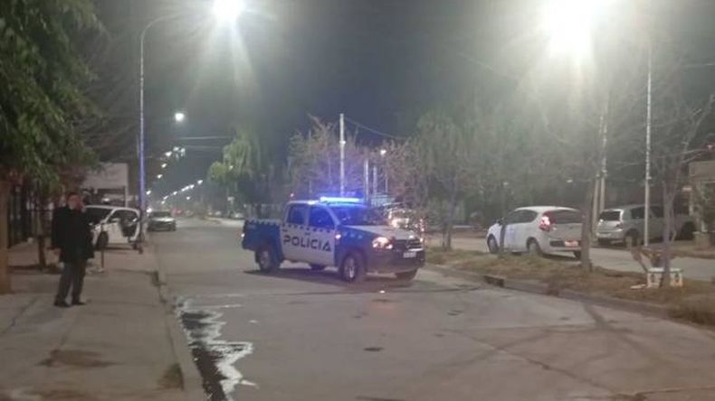 Los incidentes del domingo por la noche movilizaron a la Policía y también a los Bomberos. | LM Neuquen Los incidentes del domingo por la noche movilizaron a la Policía y también a los Bomberos.