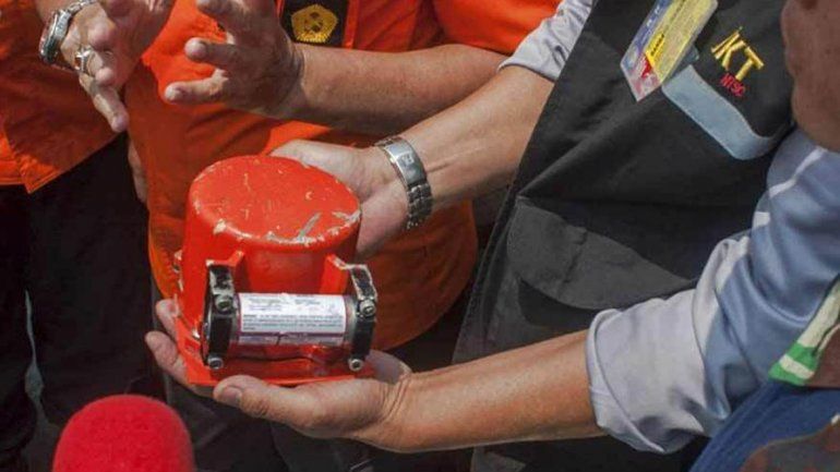 Hallan una de las cajas negras del avión que se estrelló
