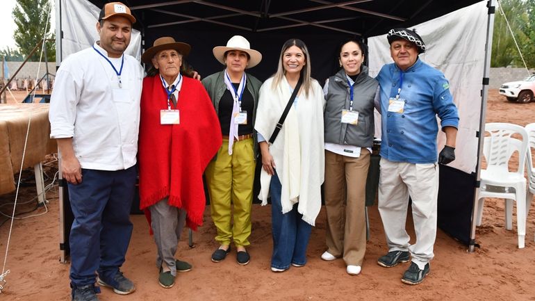 Mujeres asadoras de chivo se sacaron chispas en Rincón de los Sauces: ¿Quién ganó?