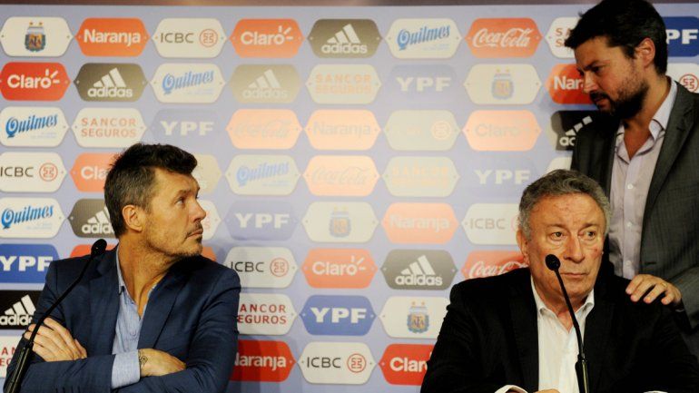 Las caras lo dicen todo. Tinelli y Segura saben que fue un bochorno. Hoy se reúnen para lograr la unidad.