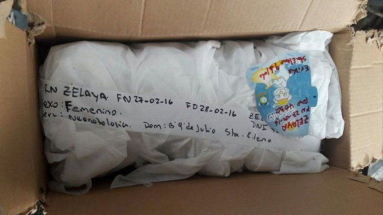 La caja con el cadáver de la beba que le entregaron a la madre en la morgue del hospital Juan Domingo Perón.