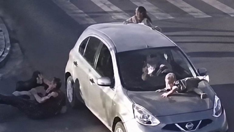 Un auto atropello a una familia en Brasil y arrastró al bebé en el capot.