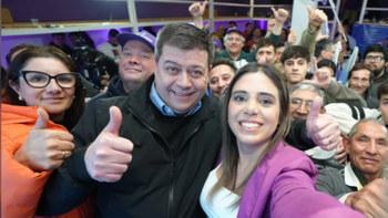Cesar Treffinger, diputado nacional libertario por Chubut, junto a su canddiata Maira Frías, que se impuso el domingo en Chubut sobre el peronismo y relegando al tercer lugar a la lista del gobernador Ignacio Torres.  Cesar Treffinger, diputado nacional libertario por Chubut, junto a su canddiata Maira Frías, que se impuso el domingo en Chubut sobre el peronismo y relegando al tercer lugar a la lista del gobernador Ignacio Torres.
