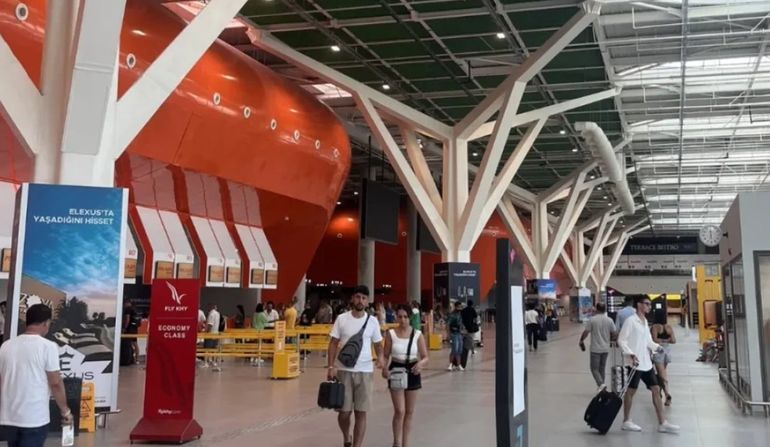 Arrestaron en un aeropuerto del norte de Chipre a un israelí acusado de contrabandear embriones humanos. Arrestaron en un aeropuerto del norte de Chipre a un israelí acusado de contrabandear embriones humanos.