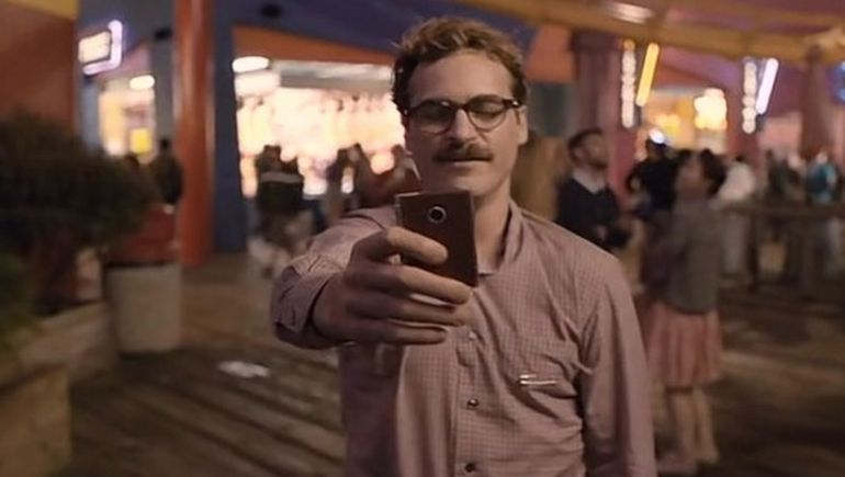 Una escena de Her, donde le muestra el mundo a su amada inteligencia artificial. Una escena de Her, donde le muestra el mundo a su amada inteligencia artificial.