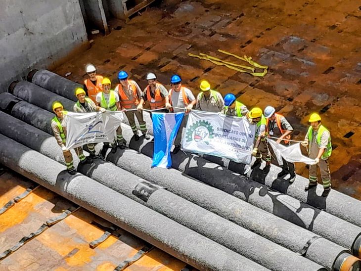 El proyecto de GNL dio un nuevo paso con la llegada de los caños para el gasoducto (Foto: Gobierno de Río Negro) 