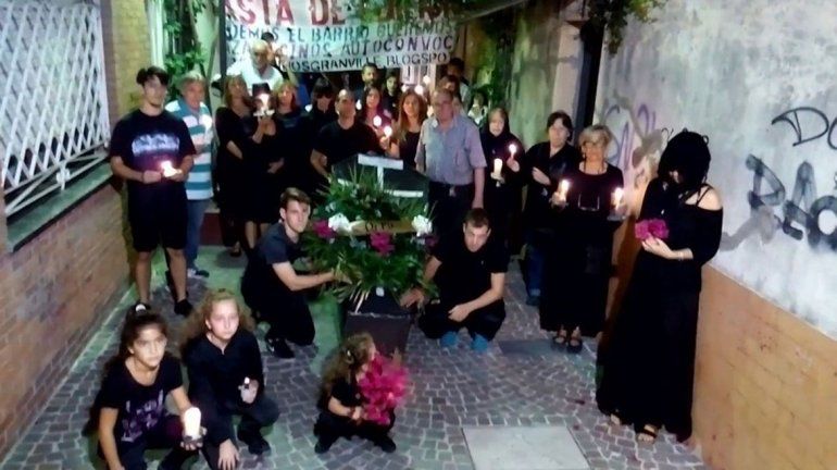 Por la construcción de torres, le hicieron un funeral a un pasaje