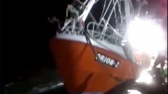 El fuerte viento zarandeó a los barcos pesqueros en el puerto de San Antonio