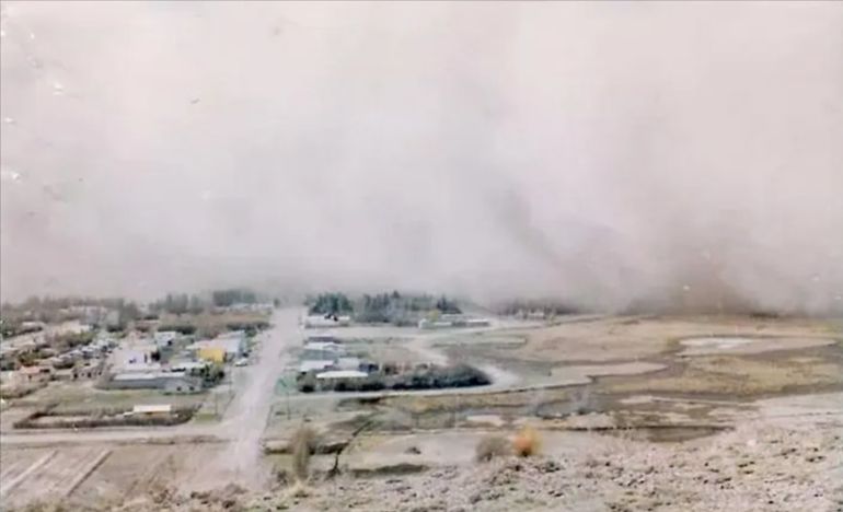 Humo y cenizas en Los Antiguos, en Santa Cruz, luego de la erupción del volcán Hudson en 1991. Humo y cenizas en Los Antiguos, en Santa Cruz, luego de la erupción del volcán Hudson en 1991.
