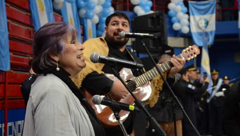 Marité Berbel cantando el himno completo de Neuquén. / Fotos y video: María Isabel Sánchez