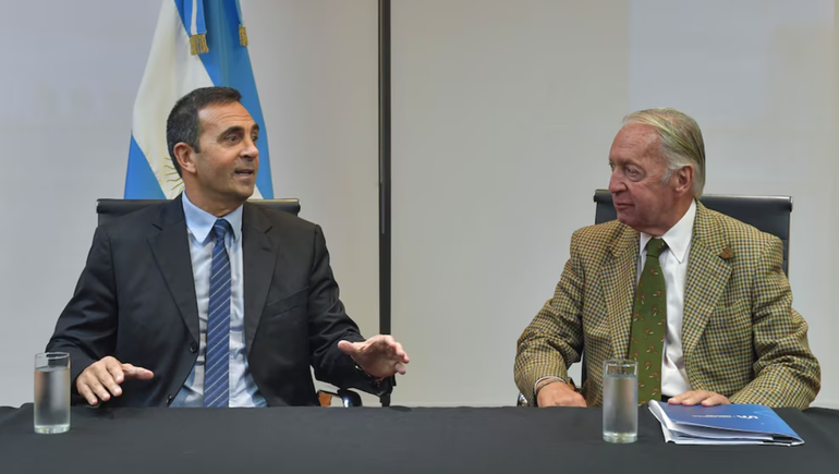 El secretario de Trabajo, Julio Cordero, y el titular de la UIA, Daniel Funes de Rioja. Foto: Infobae El secretario de Trabajo, Julio Cordero, y el titular de la UIA, Daniel Funes de Rioja. Foto: Infobae