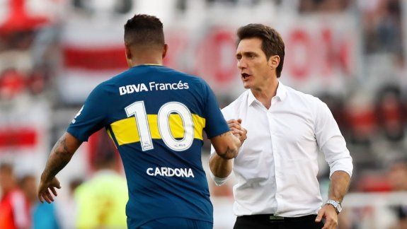 El Mellizo junto al colombiano Cardona, implicado con su compatriota Barrios.