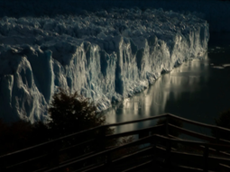 Las excursiones y recorridas nocturnas por las pasarelas del Glaciar Perito Moreno fueron suspendidas en los 2000 por problemas de seguridad. Las excursiones y recorridas nocturnas por las pasarelas del Glaciar Perito Moreno fueron suspendidas en los 2000 por problemas de seguridad.