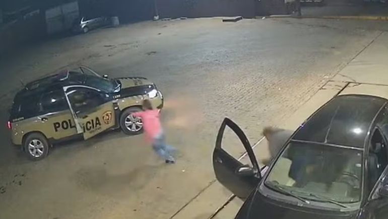 Una mujer saltó de un auto hacia un patrullero para escapar de su expareja que la tenía secuestrada en Brasil.