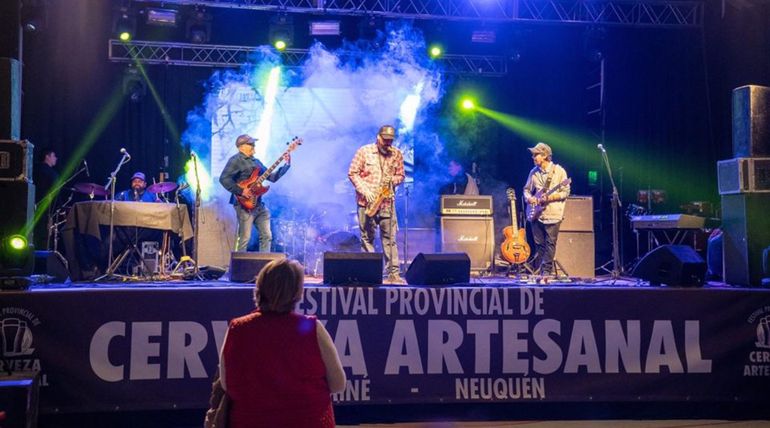 La Fiesta de la Cerveza comenzó este jueves en Aluminé. La Fiesta de la Cerveza comenzó este jueves en Aluminé.