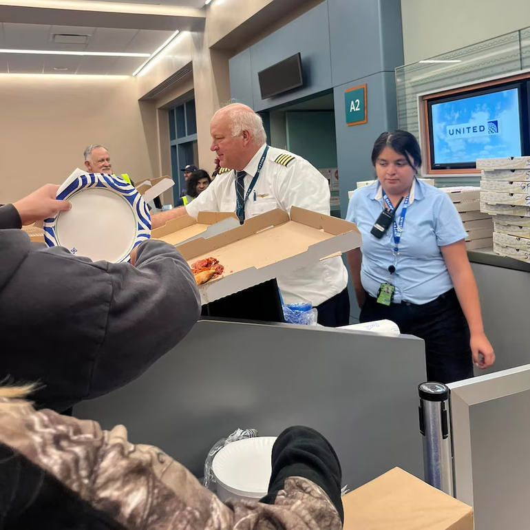 Scott Wardle pidió 40 pizzas para alimentar a sus 155 pasajeros. Scott Wardle pidió 40 pizzas para alimentar a sus 155 pasajeros.