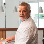 Trasladaron al chef Christian Petersen a Buenos Aires en un avión sanitario | LM Neuquen Trasladaron al chef Christian Petersen a Buenos Aires en un avión sanitario