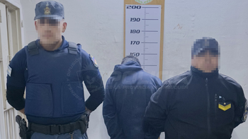 Un hombre estaba borracho en la calle y tenía pedidos de captura. Un hombre estaba borracho en la calle y tenía pedidos de captura.