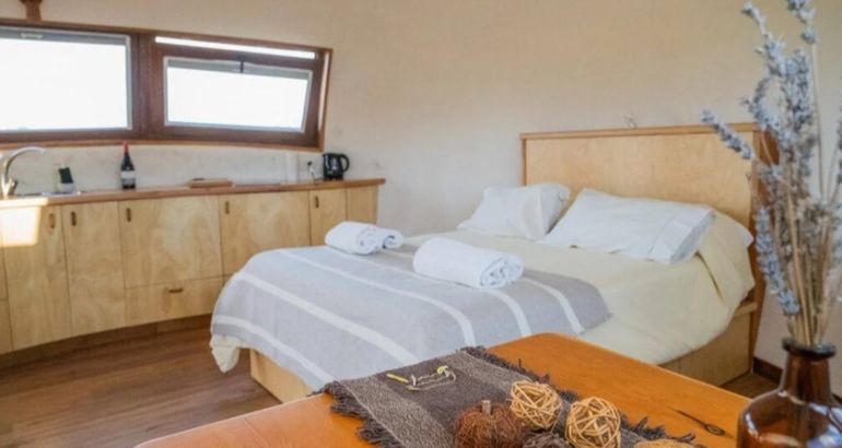 La habitación matrimonial de la peculiar cabaña, que está a 5 minutos de auto del centro de Trevelín. La habitación matrimonial de la peculiar cabaña, que está a 5 minutos de auto del centro de Trevelín.