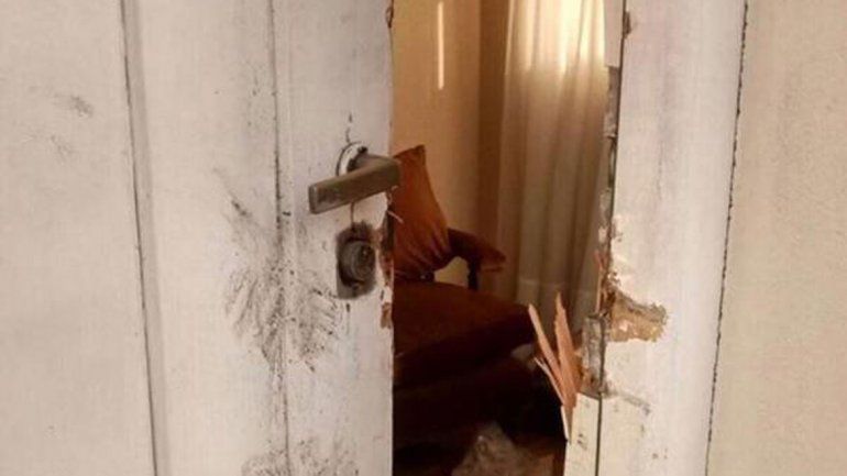 La imagen de la puerta violentada de la casa de los padres de Néstor.