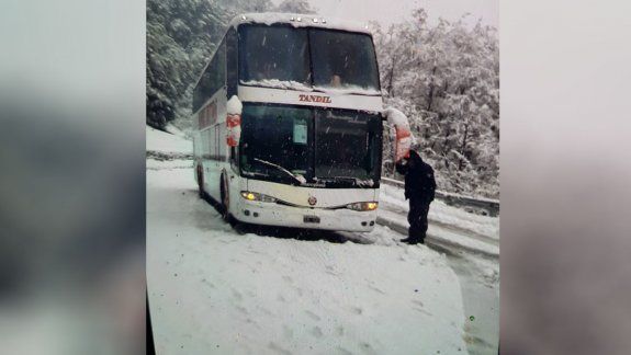 Dos colectivos y una treintena de autos varados en las rutas neuquinas por la nieve