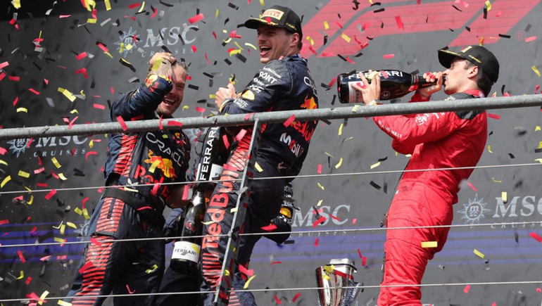 Verstappen festejando en lo más alto del podio.&nbsp;