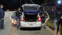 impactante operativo policial: recuperaron un auto robado y demoraron a dos personas impactante operativo policial: recuperaron un auto robado y demoraron a dos personas