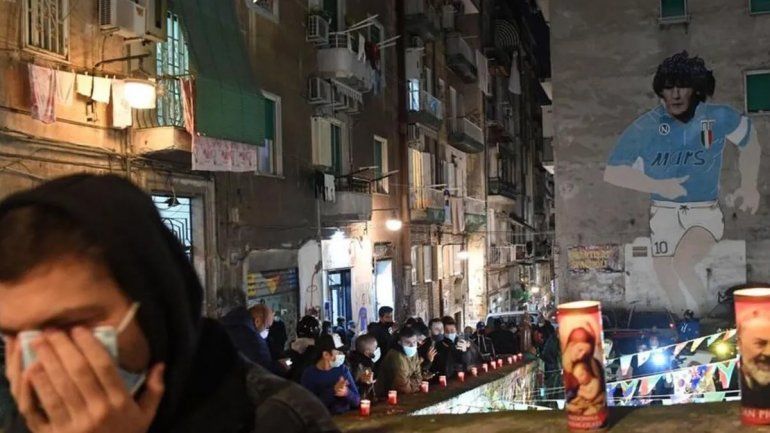 Los napolitanos llorando a Diego en uno de los santuarios.