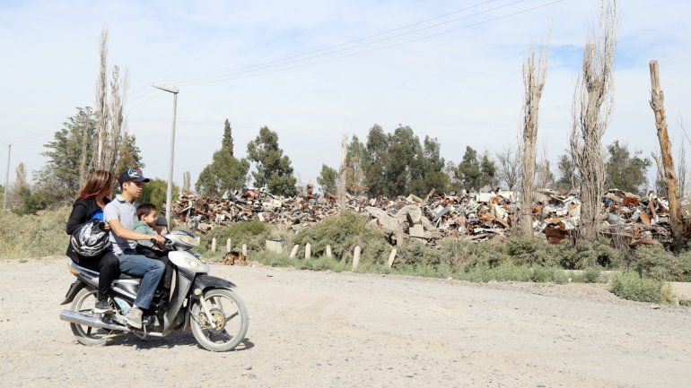 La imagen es elocuente. La basura se acumula y ya forma una gran montaña.