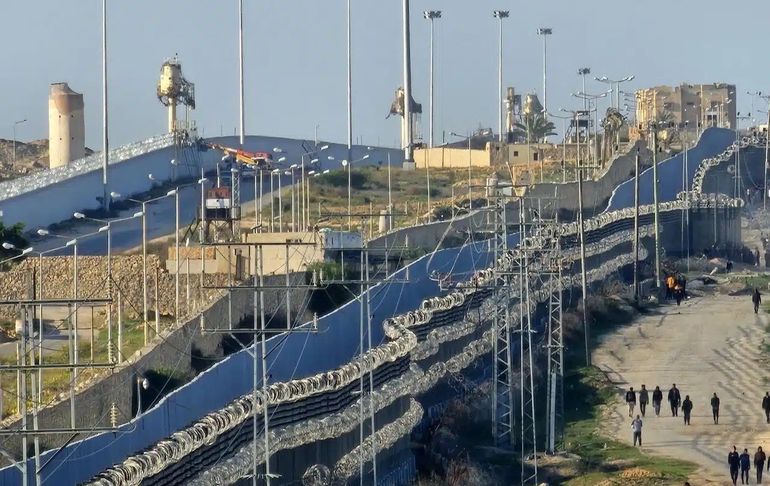 Los muros y barreras instalados por Egipto en la frontera con Gaza. Los muros y barreras instalados por Egipto en la frontera con Gaza.