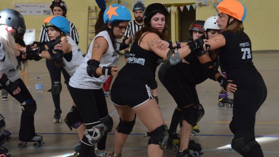 Las participantes bloquean a sus rivales para tratar de que no avancen. En la competencia, que se realiza en el gimnasio del barrio Gregorio Álvarez, también participan algunos hombres.