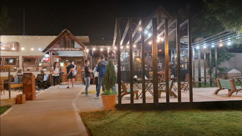 Choque y locura: un policía borracho disparó contra un auto en una cervecería