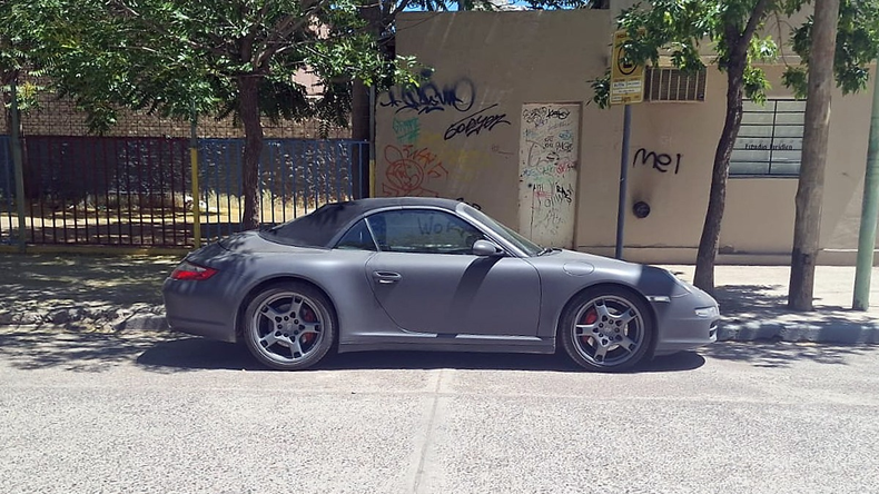 El auto de lujo, un Porsche Carrera 4 s dio qué hablar este viernes en el centro de Cipolletti. | LM Neuquen El auto de lujo, un Porsche Carrera 4 s dio qué hablar este viernes en el centro de Cipolletti.