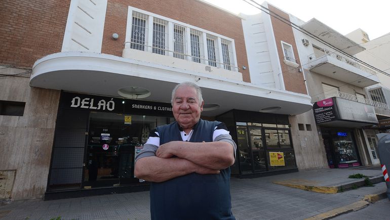A sus 13 años, Aníbal Ferrari, comenzó a trabajar de caramelero en el Cine Español. Luego de unos años pasaría a ser encargado y boletero del Cine Belgrano, que se ubico en la calle San Luis. A sus 13 años, Aníbal Ferrari, comenzó a trabajar de caramelero en el Cine Español. Luego de unos años pasaría a ser encargado y boletero del Cine Belgrano, que se ubico en la calle San Luis.