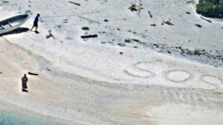 Una pareja logró que los vieran tras naufragar en una isla.