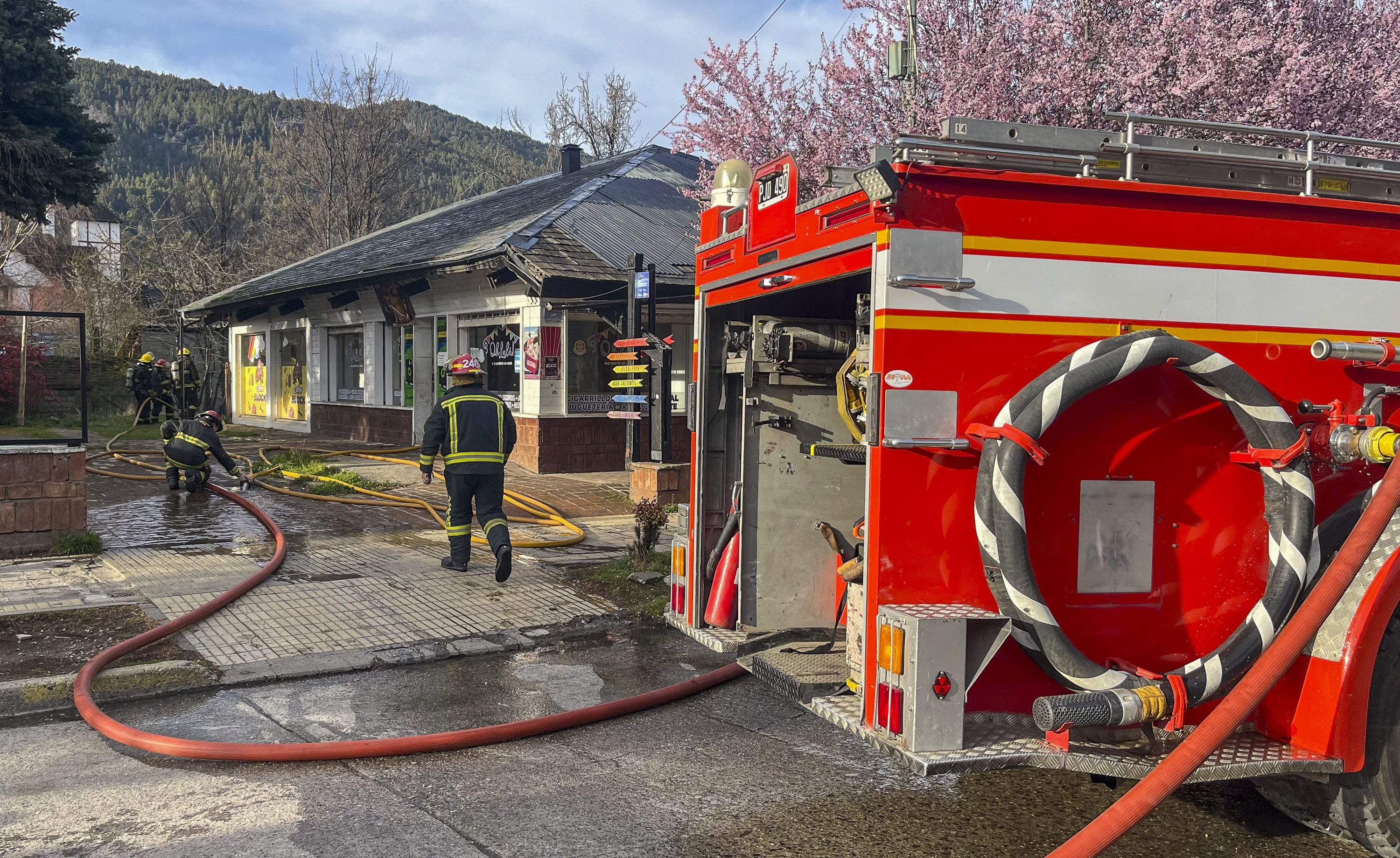 El incendio fue rápidamente controlado por los bomberos.