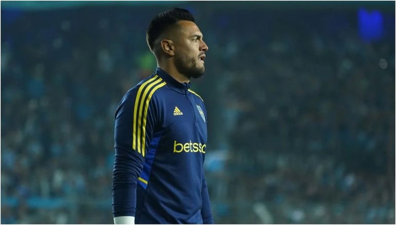 En Racing prendieron fuego un cartel con el nombre de Chiquito Romero